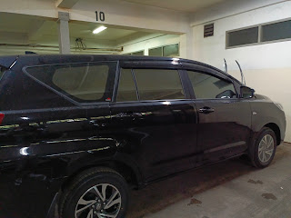 AA motor. Kaca film mobil dan gedung