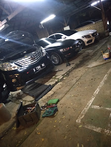 Bengkel mobil terdekat. Siap menerima panggilan 24 jam (storing)