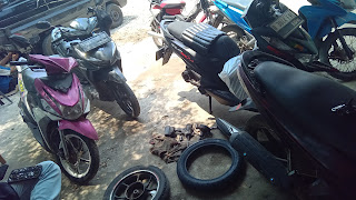 Bengkel motor area parkir mobil (Baim Garage) sebrang Time Machine