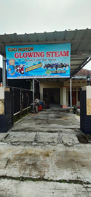 Cuci motor glowing steam