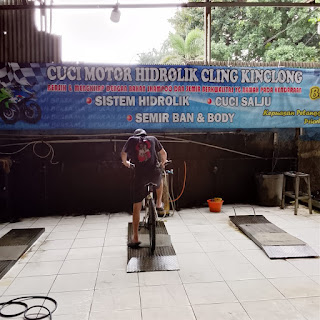 Cuci motor hidrolik cling kinclong