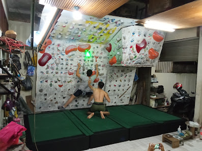 DANIEL'S GYM & BAR