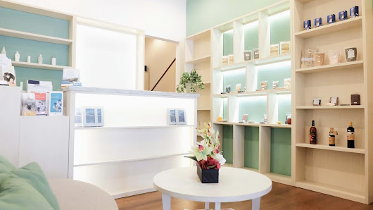 Dr. Gentiani - Life Tree Clinic Jakarta