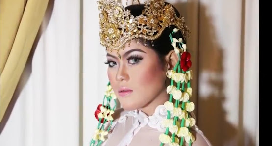 Eyelash Extension by Alya Make Up Artist dan Backdrop