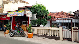 Ibu Widodo Merias Pengantin