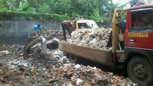Jasa buang puing dan pengurukan jakarta