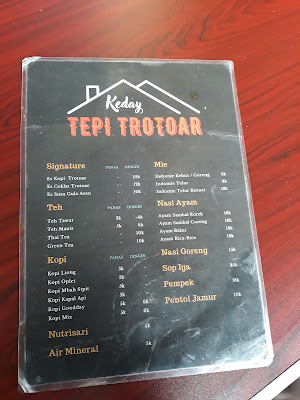 Kedai tepi trotoar