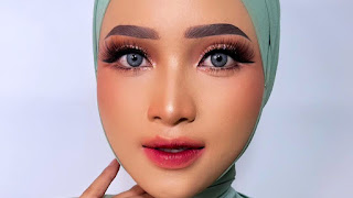 Mega Makeup