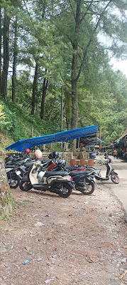 Parkiran mobil dan motor Curug Nangka