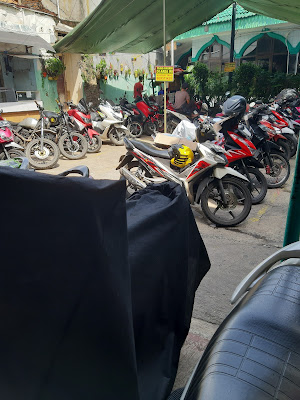 Parkiran motor Musholla Al Amin