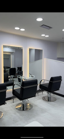 TOP HAIR SALON 顶尚造型 (Metro Ps. Baru)