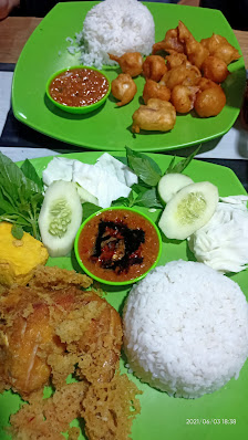 WARUNG NASI BEBEK IBU IIS KHAS MADURA