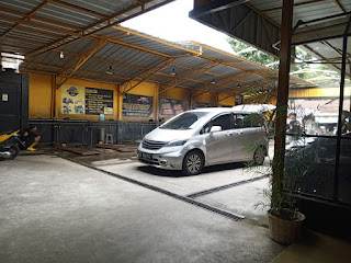 Yellow Black Carwash